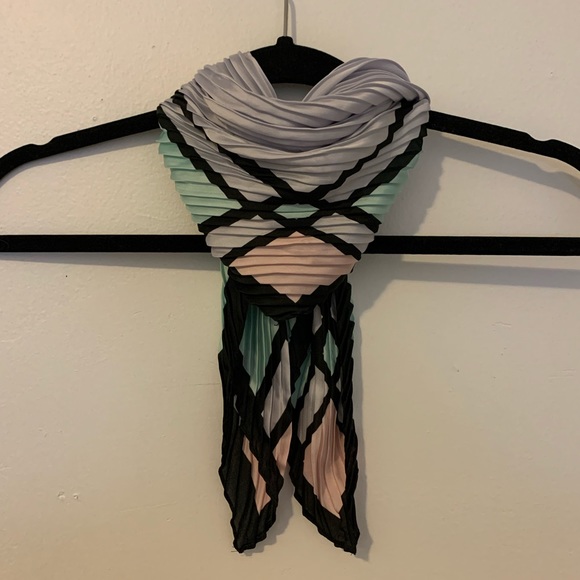 Accordion-Pleated Geo Print Scarf - Picture 4 of 4